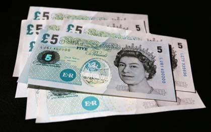 打破300多年纸币流通史，英国央行发布5英镑塑料钞票