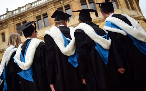 疫情影响下多所英国大学延迟今年毕业典礼